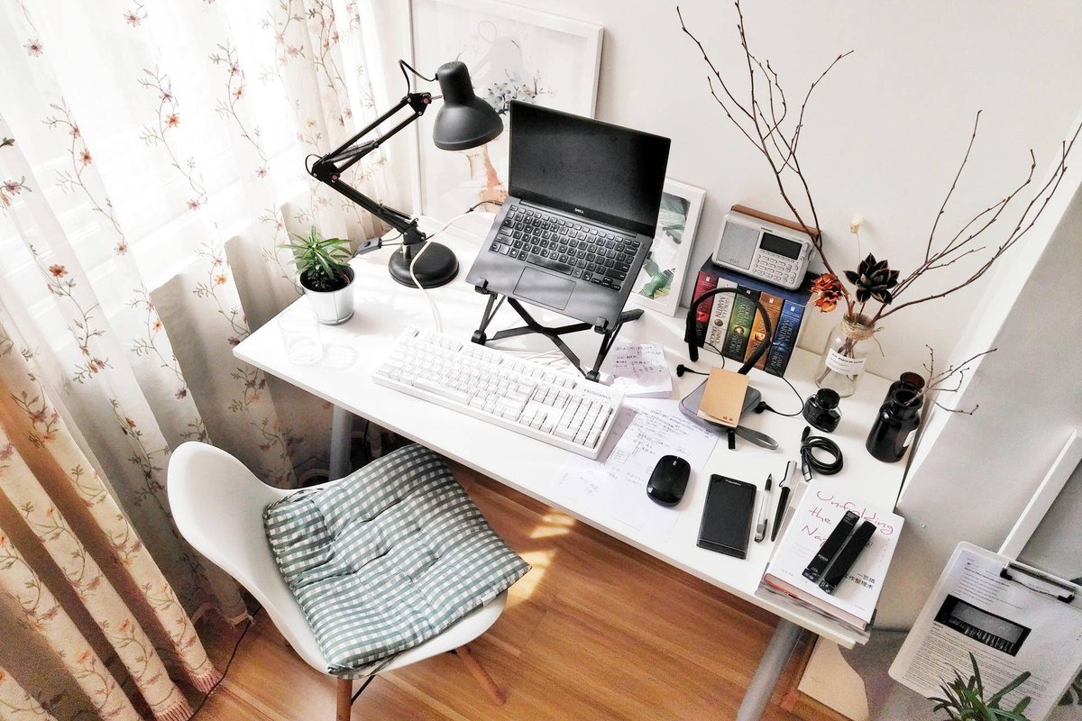 silkv331826's tweet photo. Transforming my work corner into a calm productivity zone  Minimal desk, warm lighting, and just enough plants to keep me focused. Small changes = big mood boost! https://t.co/XkCfWwgrUk