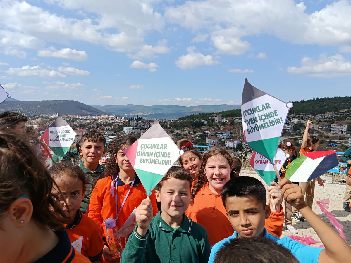 HacOden's tweet photo. UÇURTMALARIMIZ GAZZELİ ÇOCUKLAR İÇİN UMUDA YÜKSELDİ
ilçemiz tüm kurumlarımız ve öğrencilerimizle gazzeli çocuklarımız için uçurtmalar gökyüzünde dalgalandırıldı

Savaşın değil, barışın; şiddetin değil, umudun hakim olduğu bir dünya için çocuklarımızın gülüşü hep gökyüzünde olsun https://t.co/N2s9PJWnlB