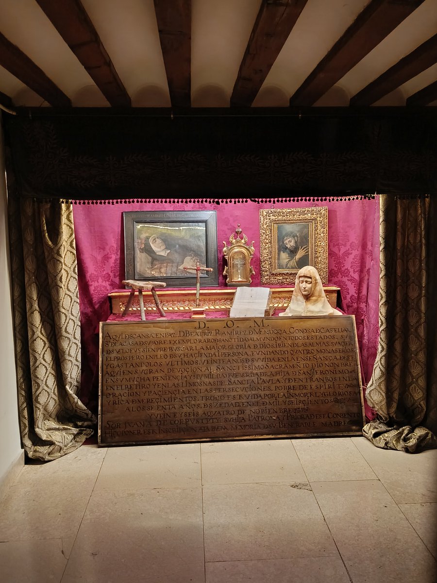 ElCuartoFelipe's tweet photo. Parada obligada siempre de camino al trabajo: el convento de las Carboneras. Y ahora con la pequeña exposición de objetos sobre su fundadora sor Beatriz de las Llagas (condesa de Castellar) en el 400 aniversario de su muerte. https://t.co/LzQSnjm5qQ