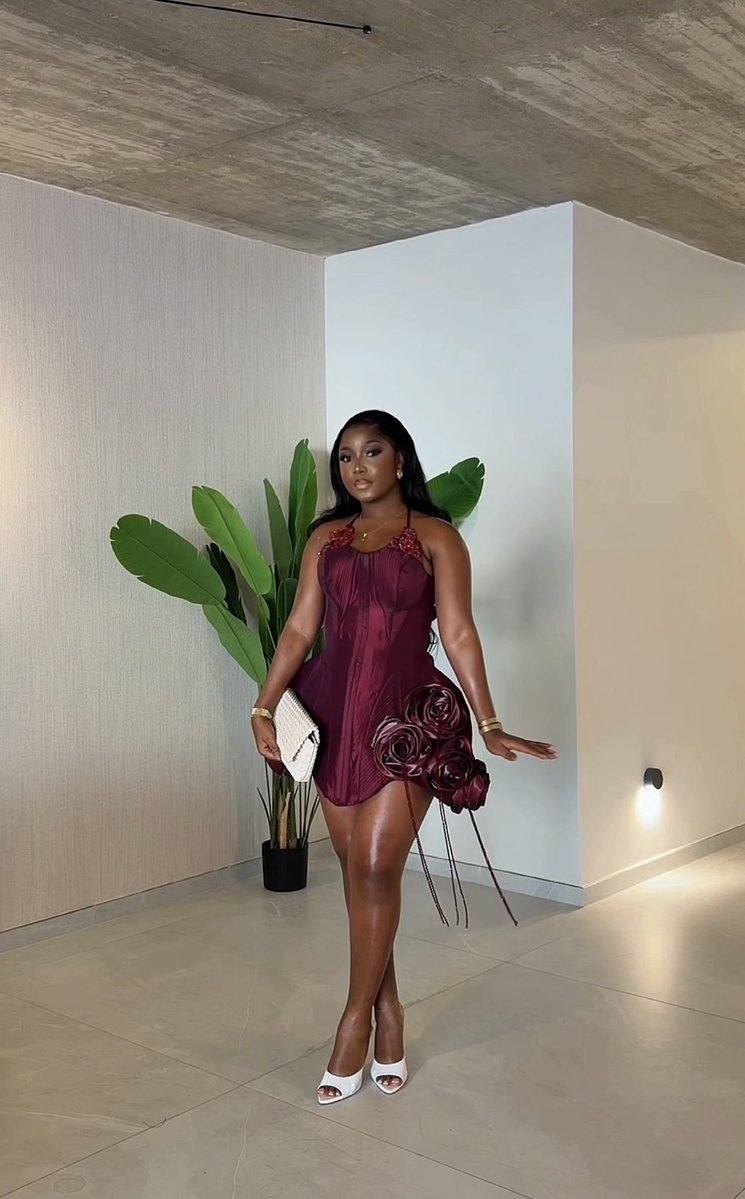 lizzyjollof's tweet photo. Simisanya in burgundy, serving face, poise, perfection and that back detail? It deserves its own moment😍❤️ https://t.co/g9lN3qElWF
