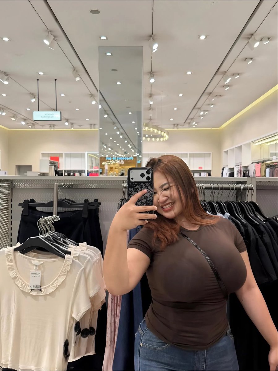 cantikzzz99baru's tweet photo. Wajar ga sih baju ngetat karena nenen 😭🤭 https://t.co/9yPjUBp6Zn