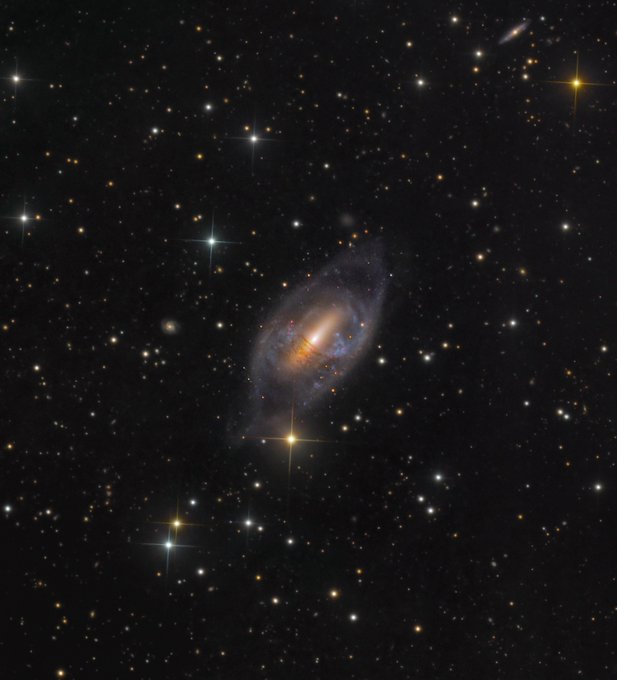 konstructivizm's tweet photo. 🪐 NGC 2685 is an unusual galaxy, better known as the "Spindle Galaxy" or a "polar-ring galaxy." It is located approximately 40 million light-years from Earth in the constellation Ursa Major, and its size is estimated at 50,000 light-years.

The galaxy is unique because a ring of gas, dust, and stars orbits it, positioned almost perpendicular to the plane of the main disk.

Scientists believe that this structure may have formed as a result of a collision or the capture of material from another galaxy—an event that occurred in the distant past.