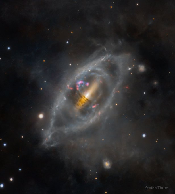 konstructivizm's tweet photo. 🪐 NGC 2685 is an unusual galaxy, better known as the "Spindle Galaxy" or a "polar-ring galaxy." It is located approximately 40 million light-years from Earth in the constellation Ursa Major, and its size is estimated at 50,000 light-years.

The galaxy is unique because a ring of gas, dust, and stars orbits it, positioned almost perpendicular to the plane of the main disk.

Scientists believe that this structure may have formed as a result of a collision or the capture of material from another galaxy—an event that occurred in the distant past.