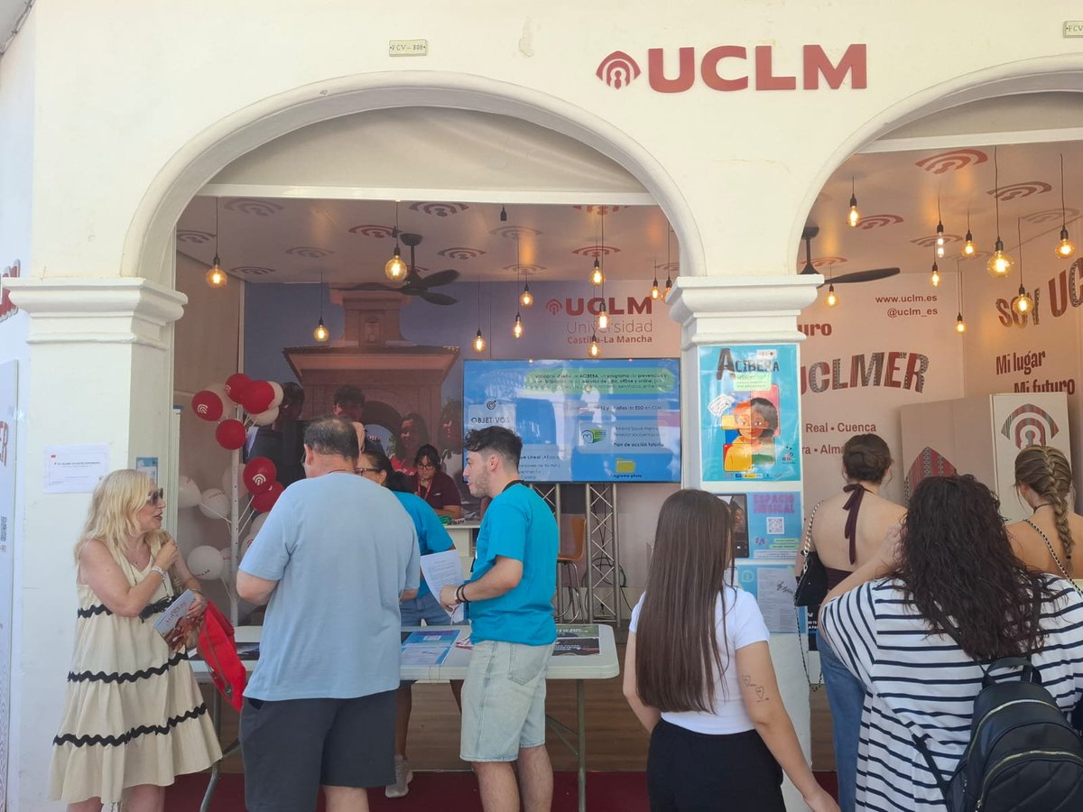 proyectoacibera's tweet photo. @uclm_es @VProyeccionUCLM @isabelmariago12 @RaquelSRUclm Muchísimas gracias también a la @uclm_es y @VProyeccionUCLM por facilitarnos este espacio en la Feria para #sensibilizar sobre discursos de odio. Gracias a la Facultad de #Educación de Albacete y a la decana, @RaquelSRUclm por toda su colaboración y apoyo 🫂✨ https://t.co/JymmcXlrsy