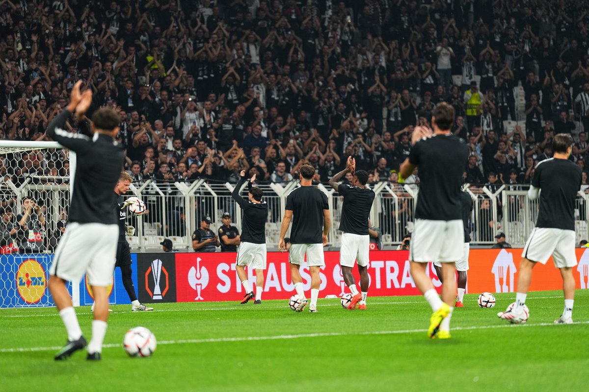 Besiktas's tweet photo. Şimdi ısınma zamanı, sahadayız! 

🏴🏳️ https://t.co/EPNT9GQgWR