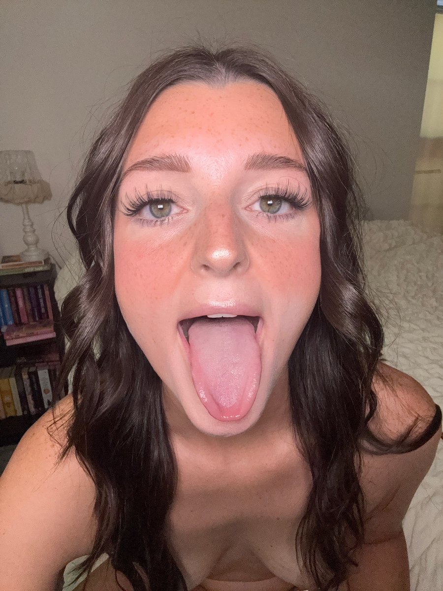 SaraLanaee00's tweet photo. GF or wifey material? 😇 ps this is me when you get home from a long day at work 😏 https://t.co/xvvjwWybaw