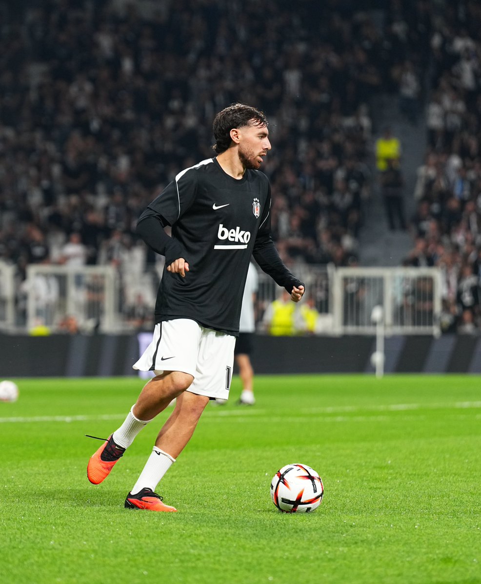 Besiktas's tweet photo. Şimdi ısınma zamanı, sahadayız! 

🏴🏳️ https://t.co/EPNT9GQgWR