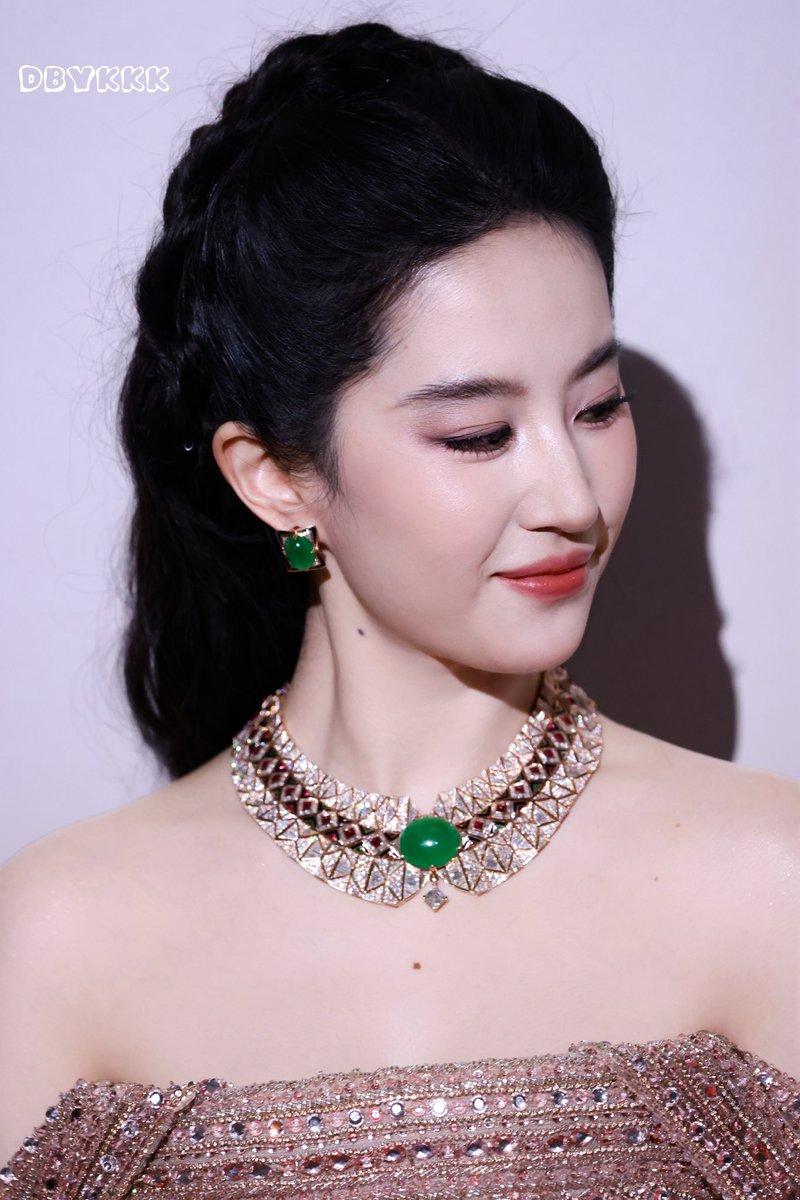 joyyyyside's tweet photo. Queen Liu Yifei @yifei_cc x #Bvlgari #Kaleidos ✨ @Bulgariofficial 

#LiuYifei #刘亦菲 #劉亦菲 #CrystalLiu #LưuDiệcPhi #หลิวอี้เฟย #ЛюИфэй #유역비 #リウ・イーフェイ #リウイーフェイ #YifeiLiu #Mulan #MeetYourself #花木兰 #TheTaleOfRose #BvlgariHighJewelry #Eclettica #宝格丽 https://t.co/3I9ZIujihQ