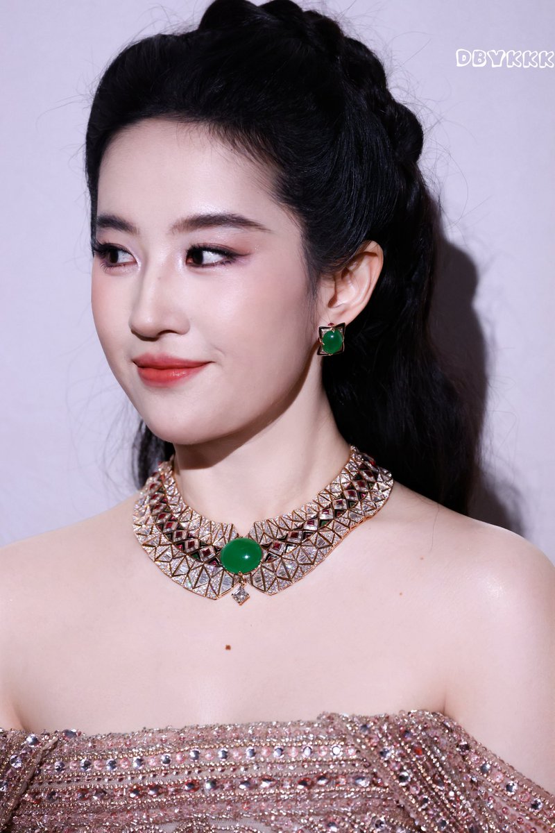 joyyyyside's tweet photo. Queen Liu Yifei @yifei_cc x #Bvlgari #Kaleidos ✨ @Bulgariofficial 

#LiuYifei #刘亦菲 #劉亦菲 #CrystalLiu #LưuDiệcPhi #หลิวอี้เฟย #ЛюИфэй #유역비 #リウ・イーフェイ #リウイーフェイ #YifeiLiu #Mulan #MeetYourself #花木兰 #TheTaleOfRose #BvlgariHighJewelry #Eclettica #宝格丽 https://t.co/3I9ZIujihQ