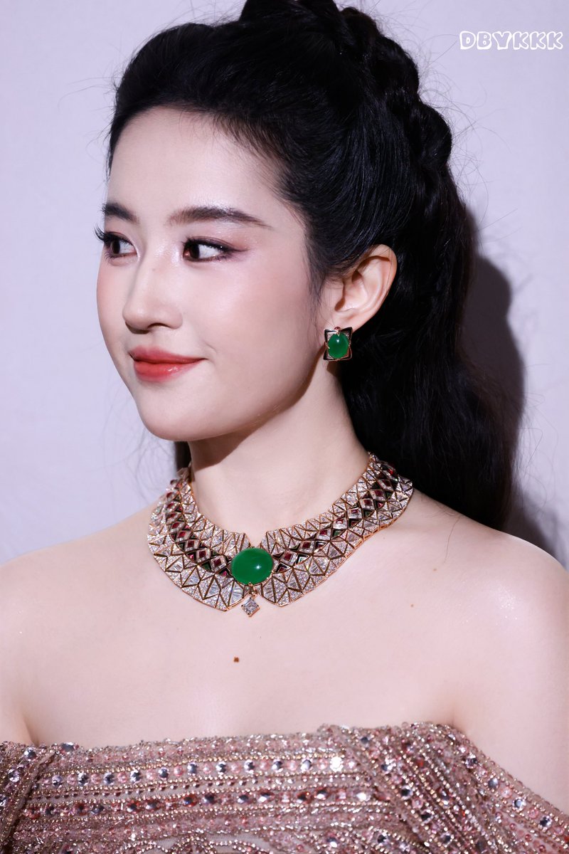 joyyyyside's tweet photo. Queen Liu Yifei @yifei_cc x #Bvlgari #Kaleidos ✨ @Bulgariofficial 

#LiuYifei #刘亦菲 #劉亦菲 #CrystalLiu #LưuDiệcPhi #หลิวอี้เฟย #ЛюИфэй #유역비 #リウ・イーフェイ #リウイーフェイ #YifeiLiu #Mulan #MeetYourself #花木兰 #TheTaleOfRose #BvlgariHighJewelry #Eclettica #宝格丽 https://t.co/3I9ZIujihQ