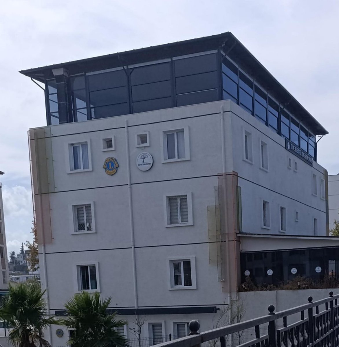 Hizamrc's tweet photo. Resimde gördüğünüz yer Defne Kaymakamlığı karşısındaki "sosyal tesis"...
En üstte yapılan CAM TERAS ,Defne Belediyesi tarafından  4 Milyon 500 bin TL miktarla faturalandırılmıştır.Yorumsuz bir şekilde  Halkın takdirine bırakıyorum.
(Dosya nosu 9478'dir ve 2025 yılına aittir.) https://t.co/EwNDMIGeFh
