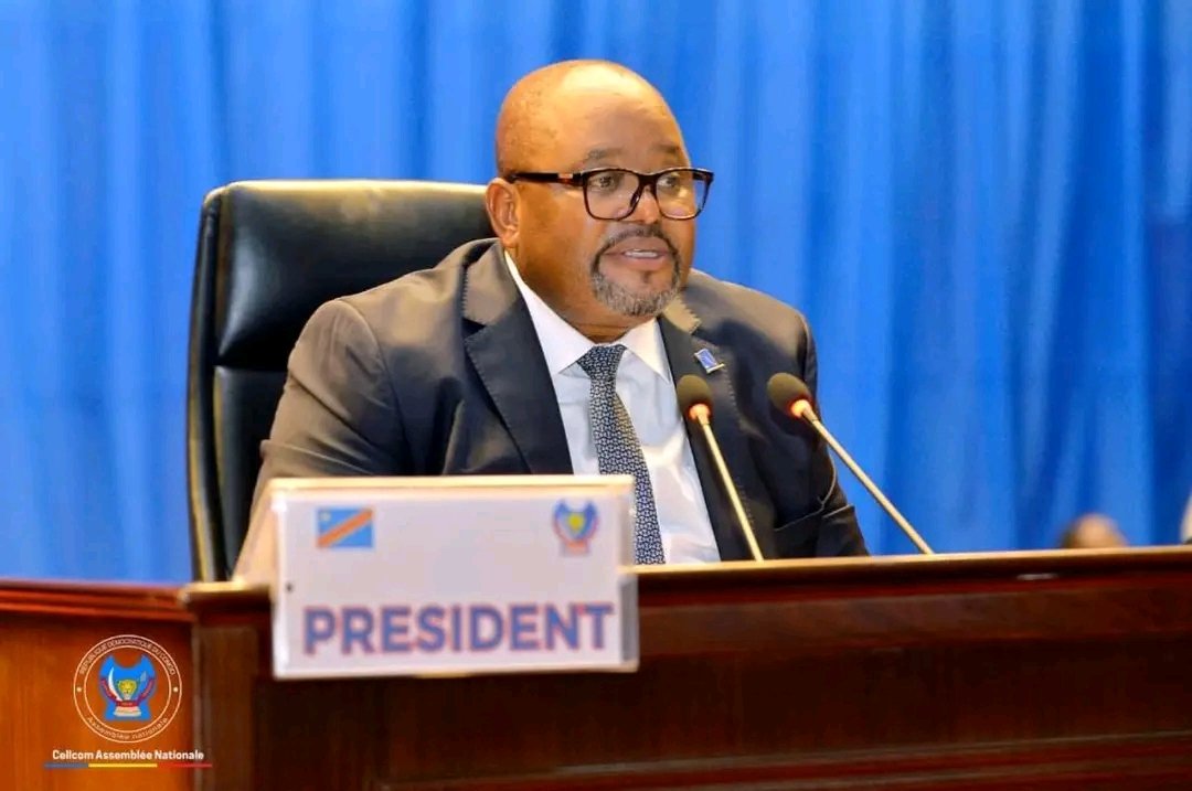 EmmanuelKakule4's tweet photo. #RDC : PAS DE DIALOGUE AVEC L'AFC/M23, L'ASSEMBLÉE NATIONALE FIXE SA LIGNE ROUGE.

L’Assemblée nationale rejette catégoriquement la participation de la rébellion AFC/M23 au dialogue national voulu par le président Félix Tshisekedi.
Lors de l’ouverture de la session parlementaire de septembre, Aimé Boji Sangara a fermement recadré le débat sur l’inclusivité :

« Peut-il y avoir un dialogue véritable lorsque, autour de la table, certains viennent les mains nues [...] tandis que d’autres gardent encore le doigt sur la gâchette ? »

Pour lui, la résolution du conflit sécuritaire passe par les canaux diplomatiques (Washington, Doha) et la dénonciation du soutien rwandais à l'AFC/M23, tandis que le dialogue interne vise uniquement la cohésion nationale.

Pendant ce temps, une partie de l'opposition continue à réclamer une table ronde incluant tous les acteurs du conflit.