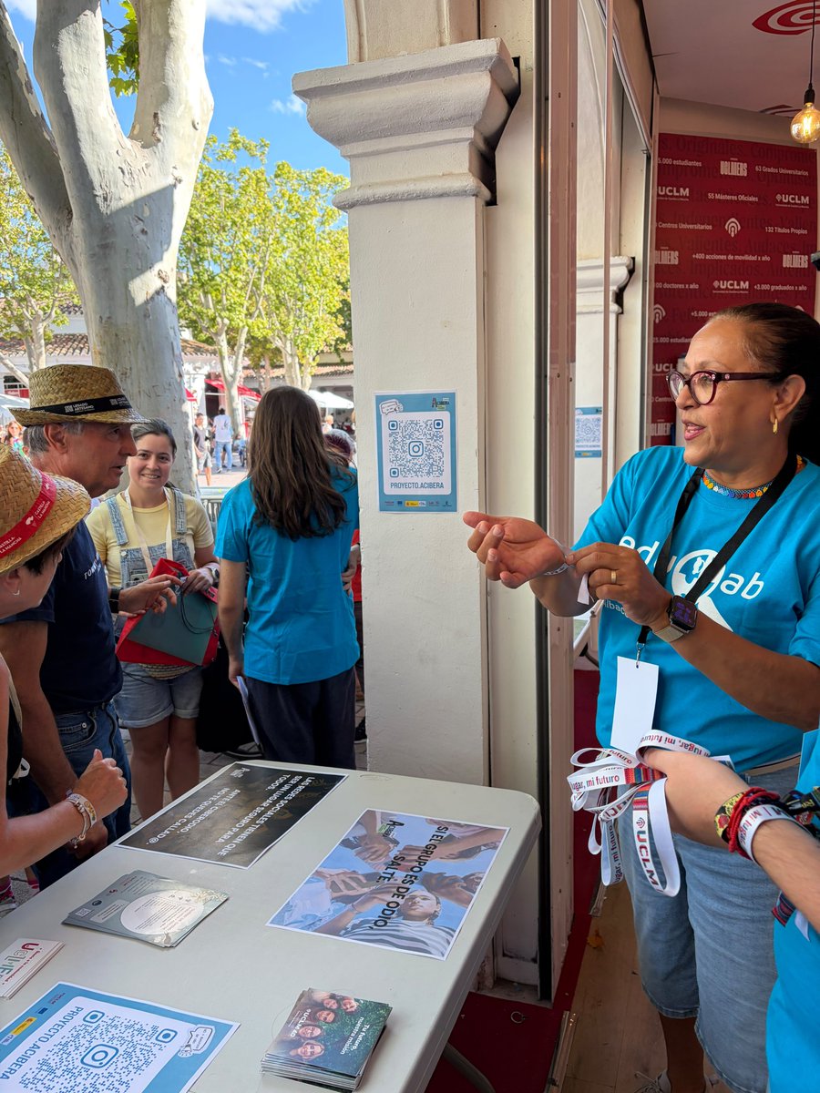 proyectoacibera's tweet photo. @uclm_es @VProyeccionUCLM @isabelmariago12 @RaquelSRUclm Muchísimas gracias también a la @uclm_es y @VProyeccionUCLM por facilitarnos este espacio en la Feria para #sensibilizar sobre discursos de odio. Gracias a la Facultad de #Educación de Albacete y a la decana, @RaquelSRUclm por toda su colaboración y apoyo 🫂✨ https://t.co/JymmcXlrsy