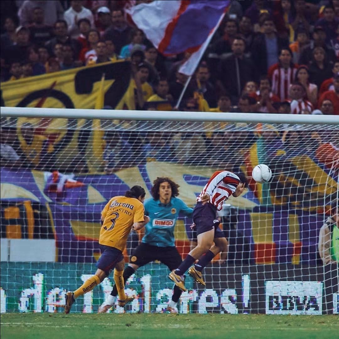 elfamosochupes's tweet photo. Gol de Omar Bravo en el clásico https://t.co/S55kMTEvcK