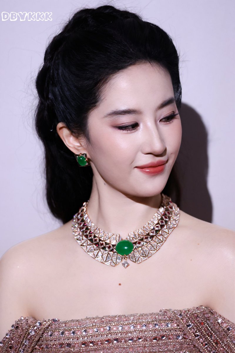 joyyyyside's tweet photo. Queen Liu Yifei @yifei_cc x #Bvlgari #Kaleidos ✨ @Bulgariofficial 

#LiuYifei #刘亦菲 #劉亦菲 #CrystalLiu #LưuDiệcPhi #หลิวอี้เฟย #ЛюИфэй #유역비 #リウ・イーフェイ #リウイーフェイ #YifeiLiu #Mulan #MeetYourself #花木兰 #TheTaleOfRose #BvlgariHighJewelry #Eclettica #宝格丽 https://t.co/tsksELHXe3