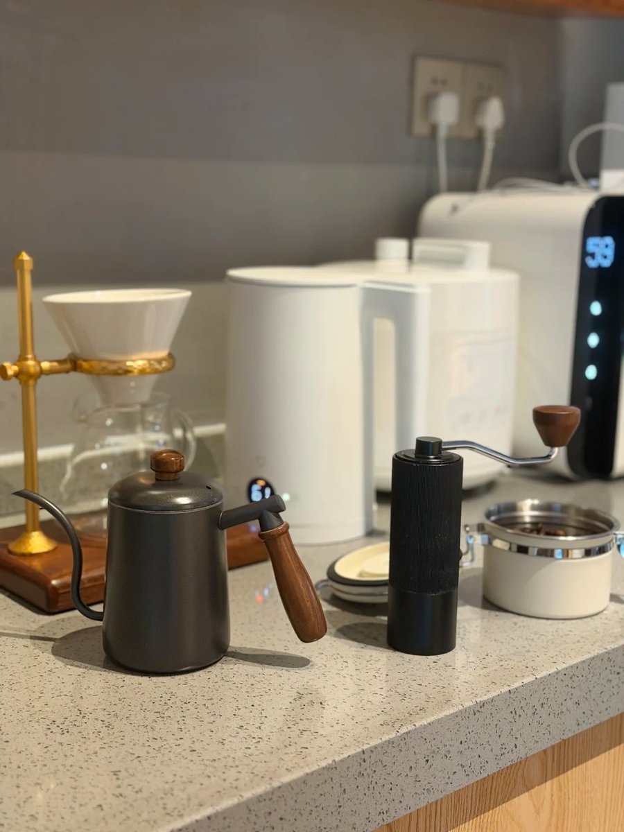 AliceFoster37_'s tweet photo. The aroma of coffee slowly rising from the dripper.
No need to rush. Just take a moment to wake up and reset. https://t.co/xFr0sc2GCD