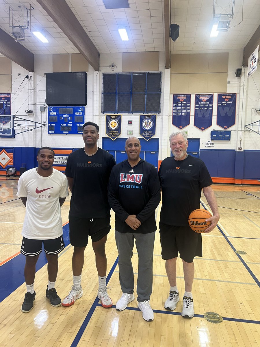 _WestlakeHoops_'s tweet photo. Thank you Coach Romar for coming out to watch our guys practice! Always great having college coaches in the gym. Appreciate you stopping by! @LMULionsMBB  #underDAWGS 😤 https://t.co/BbsdJr4nSG