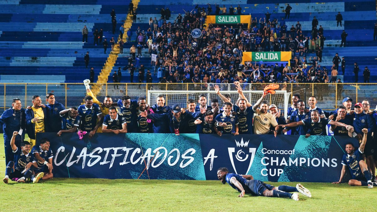 SAMphotograph's tweet photo. @MOTAGUAcom @TheChampions @Concacaf #CopaCentroamericana Por vez primera, el engramillado del Estadio Cuscatlán, en #SanSalvador es testigo del pase a semifinales de un equipo centroamericano, gracias al avance del @AlianzaFC_sv en el torneo internacional. Los hondureños ganaron. https://t.co/afbOdGV9mF
