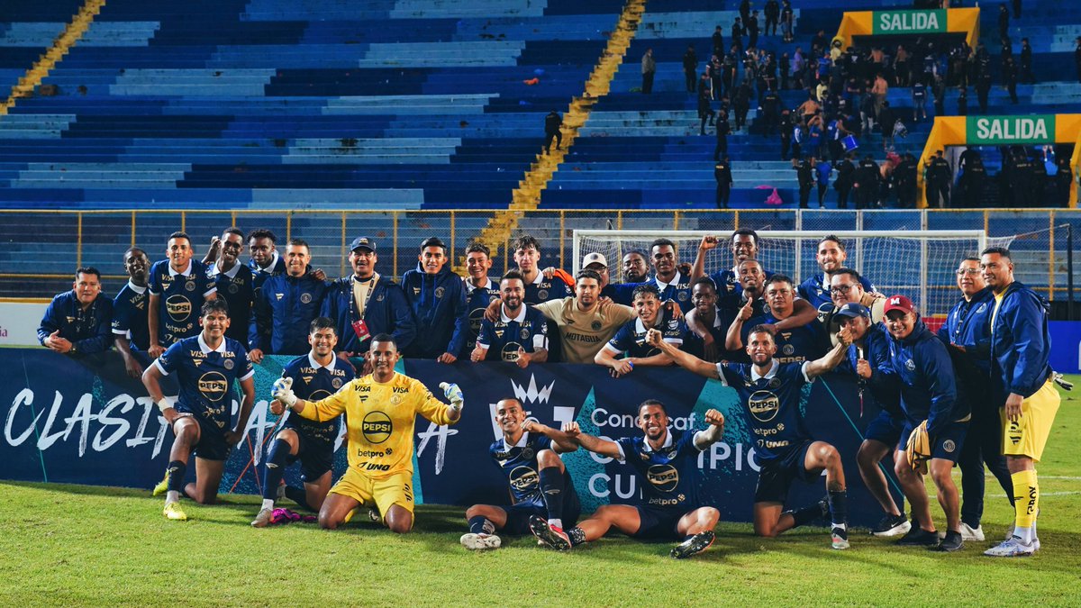 SAMphotograph's tweet photo. @MOTAGUAcom @TheChampions @Concacaf #CopaCentroamericana Por vez primera, el engramillado del Estadio Cuscatlán, en #SanSalvador es testigo del pase a semifinales de un equipo centroamericano, gracias al avance del @AlianzaFC_sv en el torneo internacional. Los hondureños ganaron. https://t.co/afbOdGV9mF