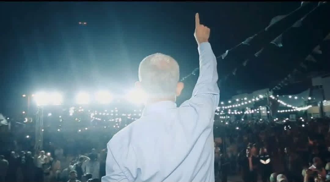 salehmoh_'s tweet photo. رحل يحيى وترك ساعة وجعبة ورسالة.. وإقليماً يحترق!

رحل يحيى، ولم يرحل؛ لم يرحل حتى اطمأن يحيى أن الأمة ستحيا، ولو بعد حين؛ بعد الاحتراق ستثمر. https://t.co/RS30RlEC03