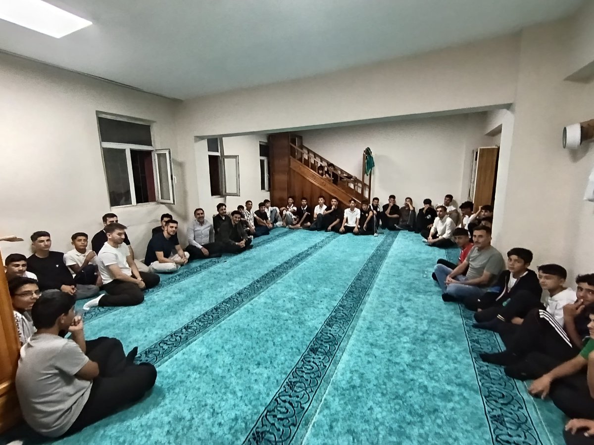agrigenconder's tweet photo. Ağrı @agr_onder olarak @Agriihl04 ve @Hayatkaihl okullarımızdaki öğrencilerimizi şampiyonlar turne ekibimizle tekrardan bir araya getirdik öğrencilerimize bilgi ve deneyimlerini aktaran kardeşlerimize teşekkür ederiz.💫 @onderihl @onderbulten  @aceylantr @halukcakan12 @Turgutzm2 https://t.co/pmJ7zURDV5