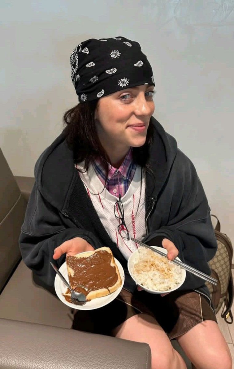 bittersunite's tweet photo. she's js so girlfriend 🤏🏻 https://t.co/Y2fTdCsVqe