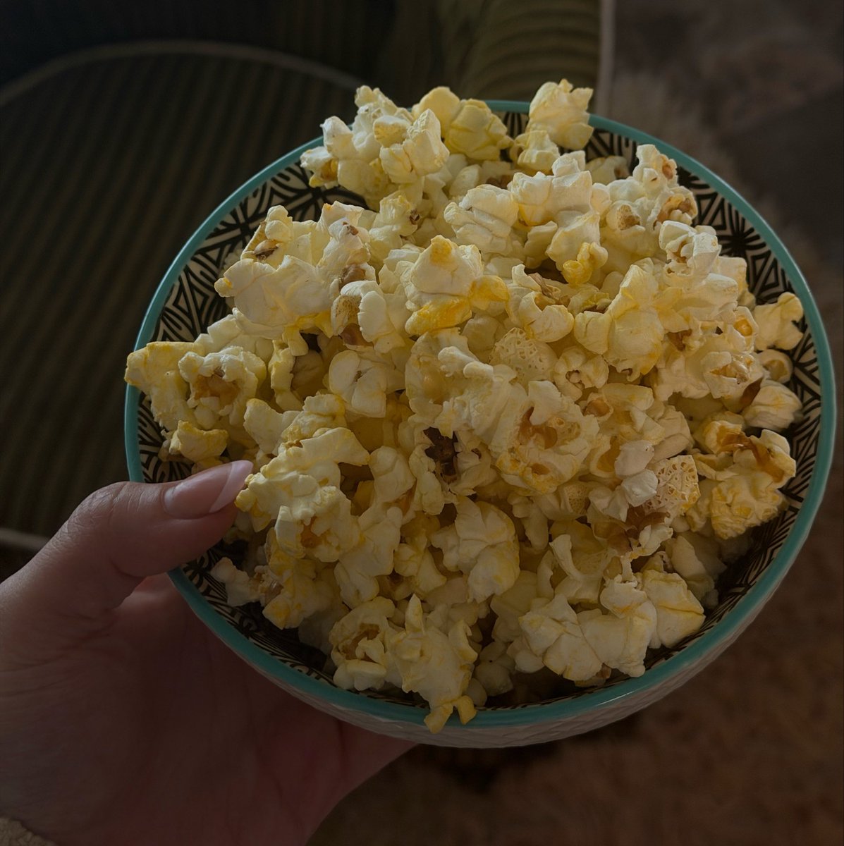 kttyccals's tweet photo. lunch is a cinnabon protein shake (130 c) &amp; popcorn! (150 c) https://t.co/FwdGjVydnu