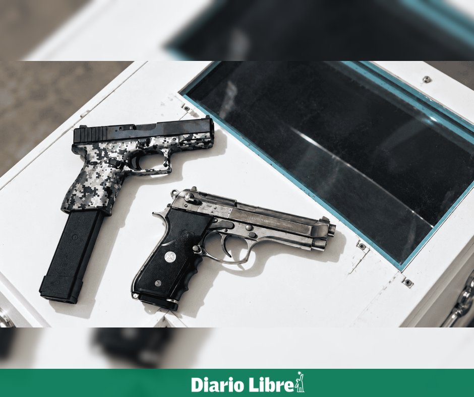 DiarioLibre's tweet photo. 🚨 |#SucesosDL| Hombre muerto a manos del Dicrim es velado con armas sobre su ataúd

https://t.co/qBXEV1GqZY

#DiarioLibre #Dicrim #ArmasdeFuego #PolicíaNacional https://t.co/364KbLRbfh