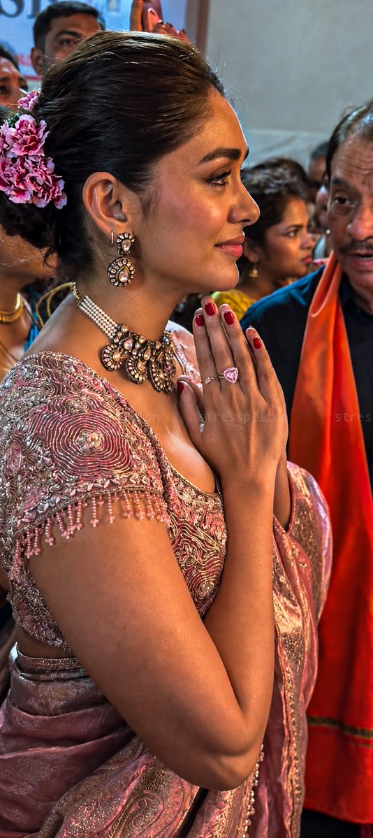 StressPillon's tweet photo. Mrunal thakur https://t.co/8ywz4Bd48j
