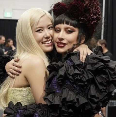 updatecharts's tweet photo. GEMINIANA! A filha de Lady Gaga, que se chama Rose Bean, nasceu no dia 9 de JUNHO, às 23h19, no Cedars-Sinai Medical Center, em Los Angeles, informa o TMZ.

A mini Gaguinha é do signo de Gêmeos, conhecido por pessoas de personalidade comunicativa, curiosa e versátil igual a mãe. https://t.co/D7JlGyjQeu