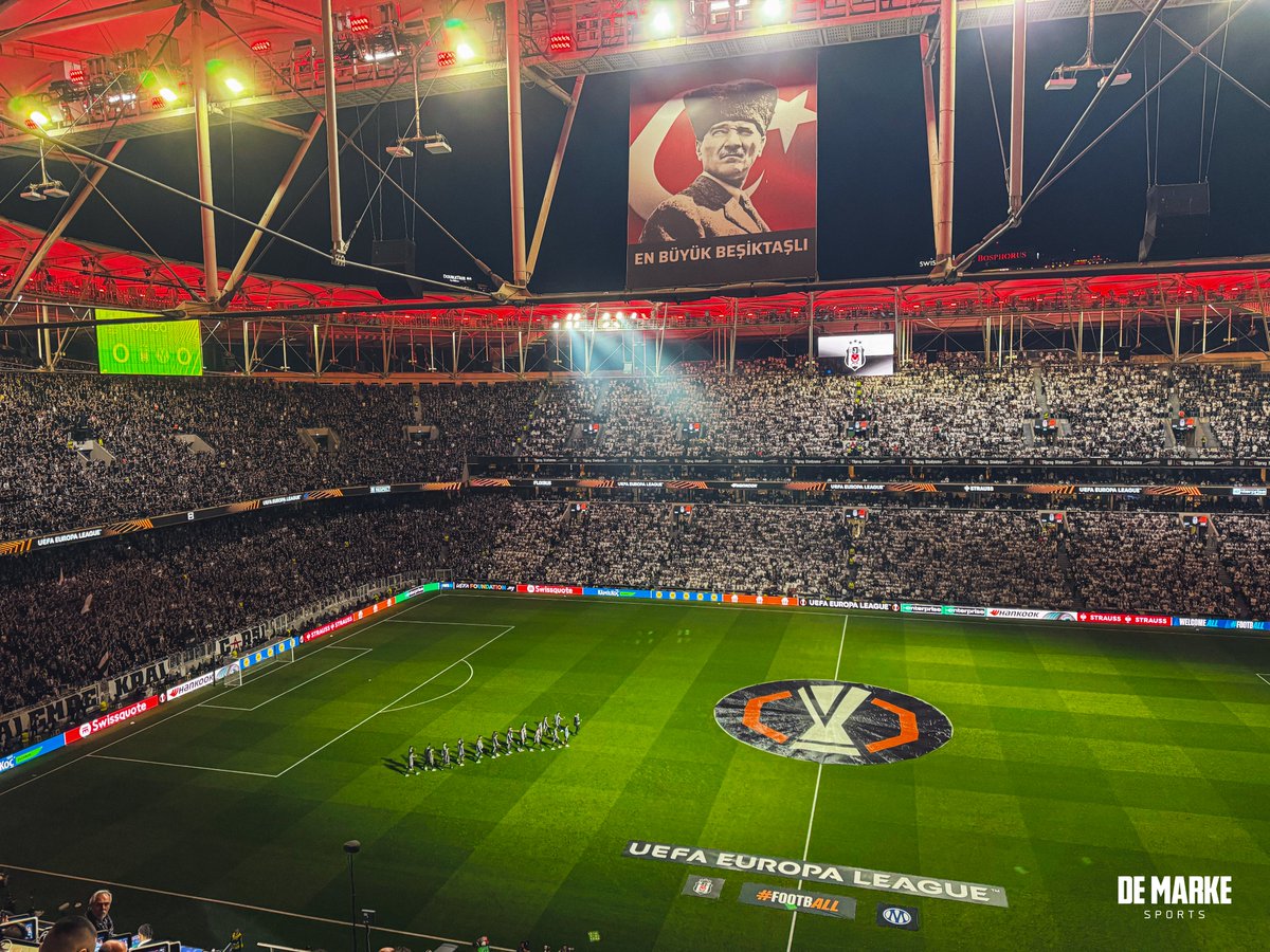 demarkesports's tweet photo. Tribünün yarısı siyah, yarısı beyaz.

Dolmabahçe, hazır. https://t.co/ZnTHJzUE5v