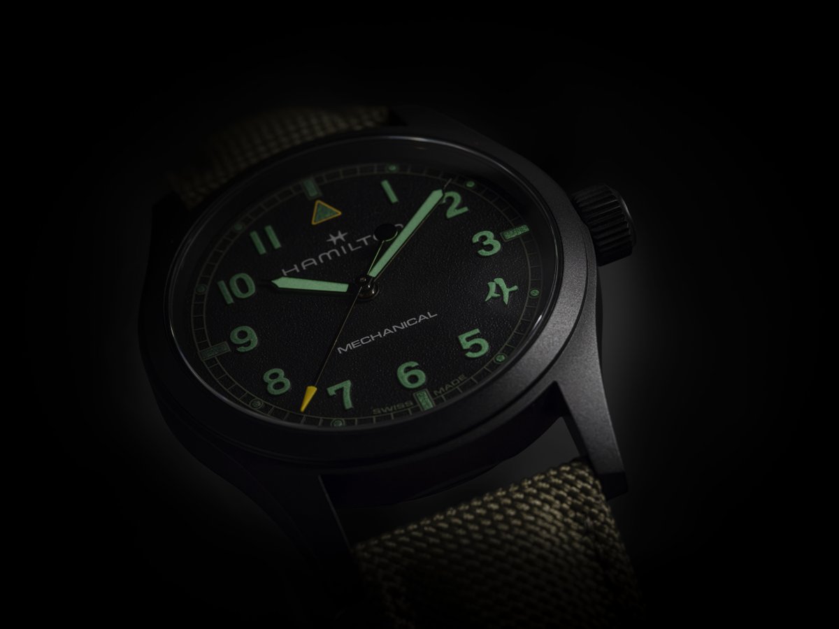 baldassarreted's tweet photo. Hamilton Returns To Call Of Duty With A New Khaki Field Mechanical

Details more: https://t.co/Ag5GsLC6JY

The new 38mm Khaki Field Mechanical is worn by Captain Price in Modern Warfare 4 and draws inspiration from British-issued General Service watches.

A sandblasted black PVD case, heavily grained black dial, khaki green textile strap, and game-specific “4” typography give it a distinct Modern Warfare identity. The caseback also features the franchise’s engraved soundwave graphic.

Power comes from the H-50 with an 80-hour power reserve and Nivachron balance spring. It also marks the first hand-wound model in Hamilton’s Call of Duty series.

Priced at $795.