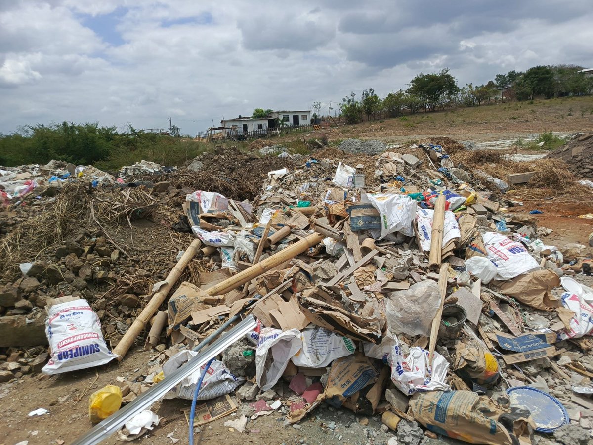 MariaMa10690670's tweet photo. @urvaseo @alcaldiagye NOS URGE atención a esta situación que afecta a Mi Lote, Villa Bonita, se debe eliminar estos botaderos. El Fenómeno El Niño se acerca y la situación es preocupante. 
@aseogye @181Responde @tctelevision @RTS_Ec @urvaseo @EmergenciasEc https://t.co/zz6eEZQOfu