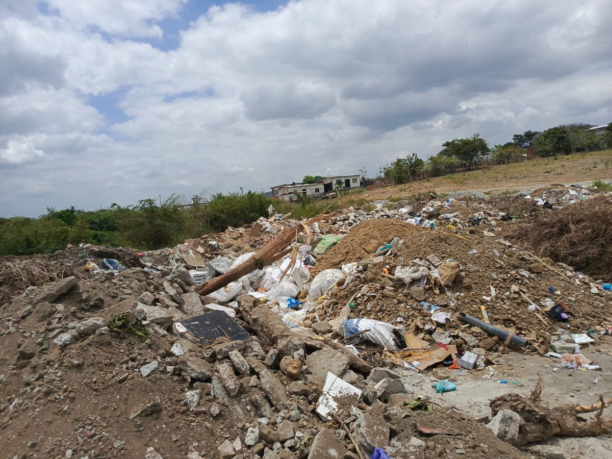 MariaMa10690670's tweet photo. @urvaseo @alcaldiagye NOS URGE atención a esta situación que afecta a Mi Lote, Villa Bonita, se debe eliminar estos botaderos. El Fenómeno El Niño se acerca y la situación es preocupante. 
@aseogye @181Responde @tctelevision @RTS_Ec @urvaseo @EmergenciasEc https://t.co/zz6eEZQOfu