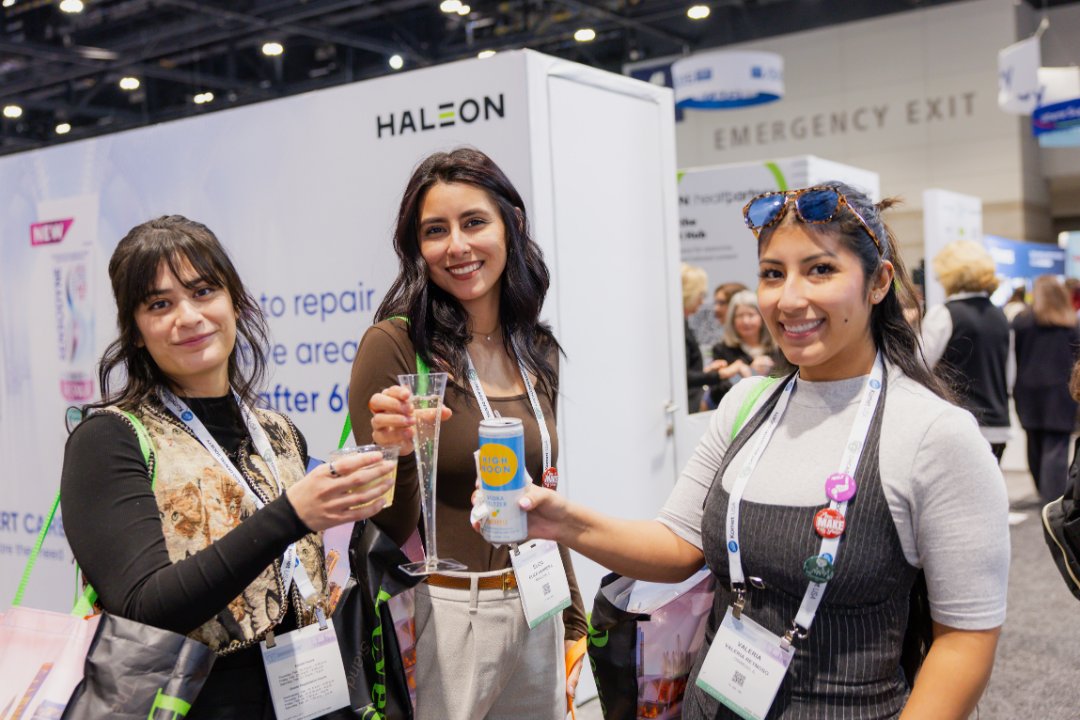 Chicago_Dental's tweet photo. What’s new at the 2027 #MidwinterMeeting? 🦷✨ This year, we’re introducing a dedicated Student Lounge, interactive E-Posters, and the Midwinter Meeting Digital Pass—giving you even more ways to connect, discover new ideas, and continue learning beyond the meeting. 
 
And your favorites are back! 🙌 Visit our expanded Experience CDS Booth, explore the Dental Innovation Lab, unwind at Hadley's Pet Park, relax and recharge throughout the Exhibit Hall, and much more. Check out https://t.co/X68UierKbt.
 
There will be a lot waiting for you in 2027, and we can’t wait for you to experience it. Registration opens to all on November 2, 2026!
 
#mwm27 #dentists #dentistry #hygienists #chicago