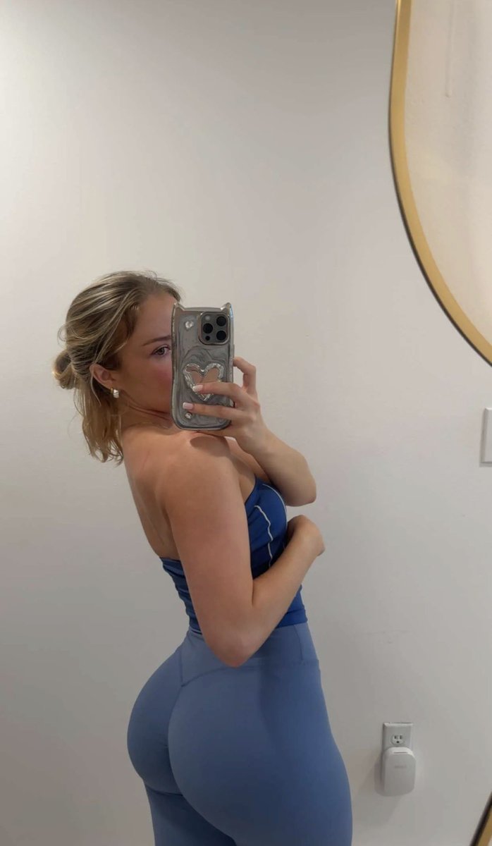 spoilcatlin's tweet photo. U wanna sniff my armpit or ass wtf? https://t.co/v5ZrOSUF99