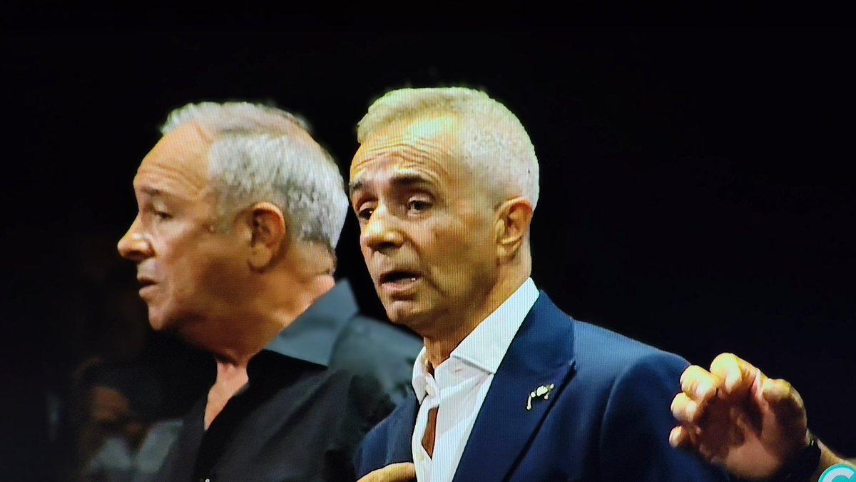 Capitandetierra's tweet photo. Antifaz de oro para Fernandi.
Canta junto al grupo.
Recién sacado del horno de @OndaCadizTV https://t.co/Gz1Nt5hIbl