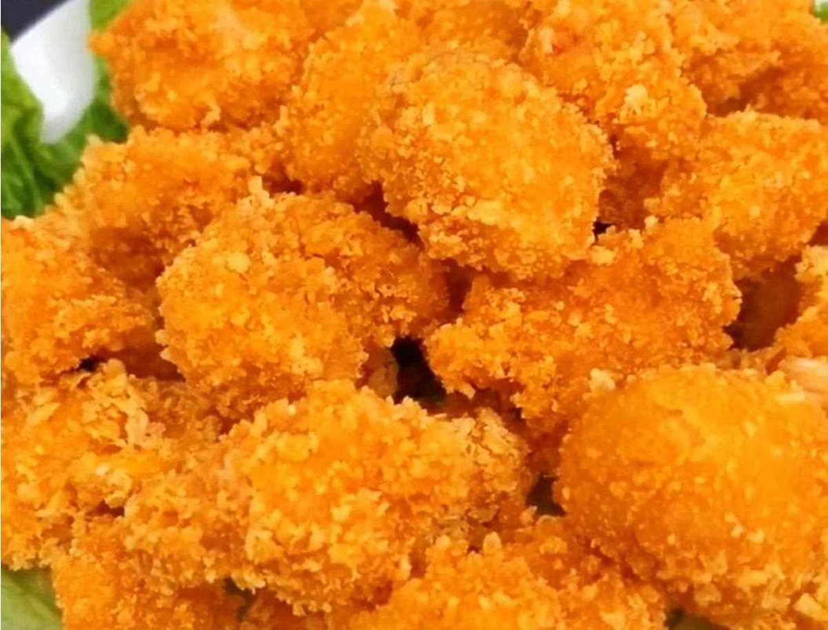 EmilyMappkf's tweet photo. Craving something crispy and savory Try this local street-style fried chicken nugget, hot off the pan—perfect for a quick bite on the go!， https://t.co/SiFntKXQdU