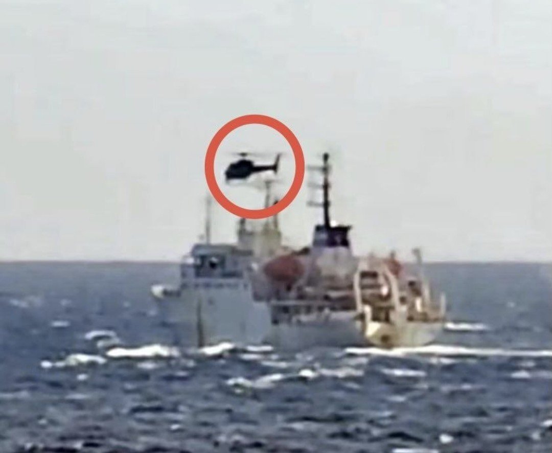 LMA258's tweet photo. Dänischer Hubschrauber wurde von d Russen mit Signalraketen beschossen. Schade, dass niemand Fotos veröffentlicht, wie der Hubschrauber Aufnahmen des russischen Kriegsschiffs macht u gefährlich direkt über der Fregatte manövriert

Was hätten die Amis mit dem Hubschrauber gemacht? https://t.co/TKBck3F2xi