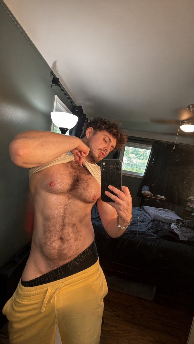 nixcklm2's tweet photo. big boobs? um chile anyway so https://t.co/BOrhvgtqHc
