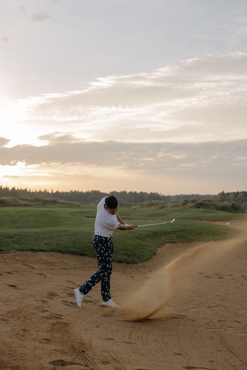 Faramu99's tweet photo. For release, the swing felt upright and careful at the riverside green on a gusty day. I was there after work with an accountant, and we were neighborly. I felt uplifted. #GolfCommunity #SwingPractice https://t.co/ftXrczFHnL