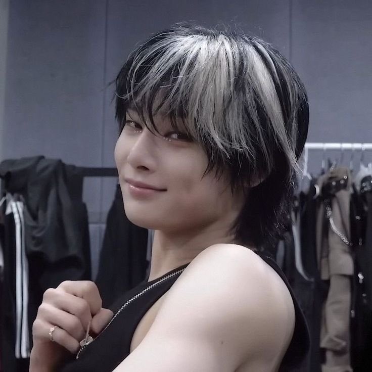 innieveneta's tweet photo. 4 different variations of oreo and let’s not even count how many haircolours jeongin has done in two years alone https://t.co/QCGhq9cCRV