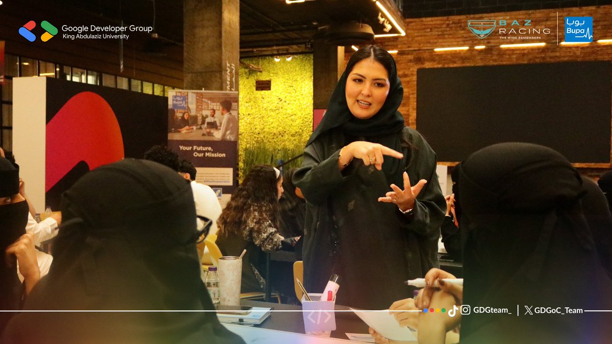 gdgoc_team's tweet photo. نظرة عن قرب على أهم المفاهيم والمجالات التقنية في مسار التقنية ضمن برنامج مسارات مع الاستاذة سارة القشقري💡

#lifeatbupaarabia | #مسارات_الغد | #GDGoC https://t.co/QNr9HNaew2