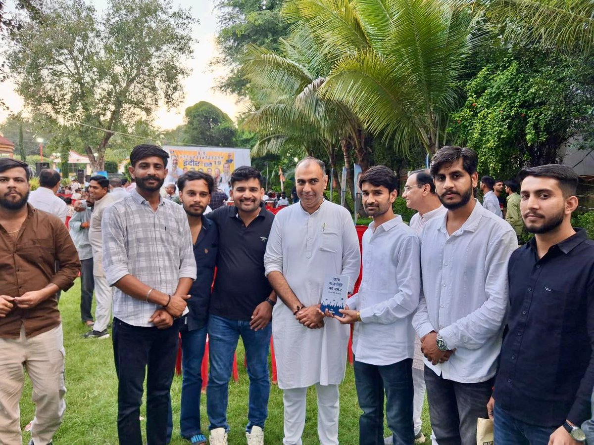iPriyavratSingh's tweet photo. ‘छात्रों की गूंज’, बदलाव की आवाज़!

राजगढ़ ज़िला कांग्रेस कमेटी परिवार द्वारा आयोजित, इंदौर में, आज राजगढ़ ज़िले के जागरूक छात्रों ने 19 सितम्बर को अधिक से अधिक संख्या में रजिस्ट्रेशन एवं सहभागिता का संकल्प लिया; युवा सिर्फ़ दर्शक नहीं बल्कि सवाल पूछेंगे, सच के साथ खड़े होंगे और बदलाव की आवाज़ बनेंगे!

इस संवाद में आदरणीय श्री @OfficeOfDVS जी, आदरणीय श्री @jitupatwari जी, आदरणीय श्री आर.के. दोगने जी और आदरणीय श्री @snp_inc सहित राजगढ़ ज़िले के जनप्रतिनिधि, पूर्व विधायक एवं वरिष्ठ नेतागण की गरिमामय उपस्थिति रही। 1/3