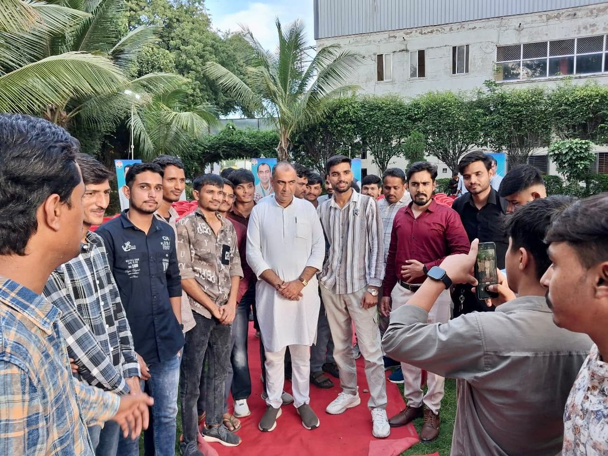 iPriyavratSingh's tweet photo. ‘छात्रों की गूंज’, बदलाव की आवाज़!

राजगढ़ ज़िला कांग्रेस कमेटी परिवार द्वारा आयोजित, इंदौर में, आज राजगढ़ ज़िले के जागरूक छात्रों ने 19 सितम्बर को अधिक से अधिक संख्या में रजिस्ट्रेशन एवं सहभागिता का संकल्प लिया; युवा सिर्फ़ दर्शक नहीं बल्कि सवाल पूछेंगे, सच के साथ खड़े होंगे और बदलाव की आवाज़ बनेंगे!

इस संवाद में आदरणीय श्री @OfficeOfDVS जी, आदरणीय श्री @jitupatwari जी, आदरणीय श्री आर.के. दोगने जी और आदरणीय श्री @snp_inc सहित राजगढ़ ज़िले के जनप्रतिनिधि, पूर्व विधायक एवं वरिष्ठ नेतागण की गरिमामय उपस्थिति रही। 1/3