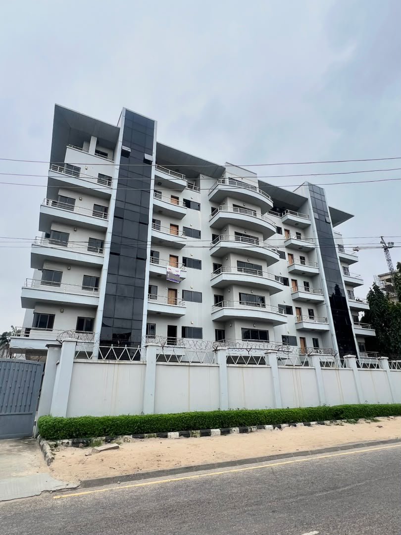 SeguOluseun's tweet photo. TO LET

3-Bedroom Apartment with BQ • Old Ikoyi • ₦35M/Year

For Rent: Spacious 3-bedroom apartment with Boys’ Quarters, swimming pool, elevator, and gym, located in the prestigious Old Ikoyi area.

📍 Location: Old Ikoyi, Lagos
💰 Rent: ₦35,000,000 per annum
Tentative Total Package: ₦49,000,000
Service Charge: ₦3,500,000 per annum

Charges:
Agency – 10% · Legal – 10% · Caution – 10%

Comes With:
Boys’ Quarters · Swimming pool · Elevator · Gym · Spacious living areas · All rooms ensuite · Modern fitted kitchen · Ample parking · Secure environment · Prime location · Luxury finishing

Contact Olueze Properties 
Whatsapp 0916 124 8659 
Call +2348032803321
#llc