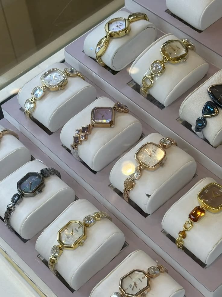 Emily006mia's tweet photo. After work, I passed by a little shop and spotted this watch. I wasn’t really planning to buy anything, but sometimes you see something that just feels right. 😄⌚ So I decided to treat myself a little. https://t.co/y1SKIOEwm5