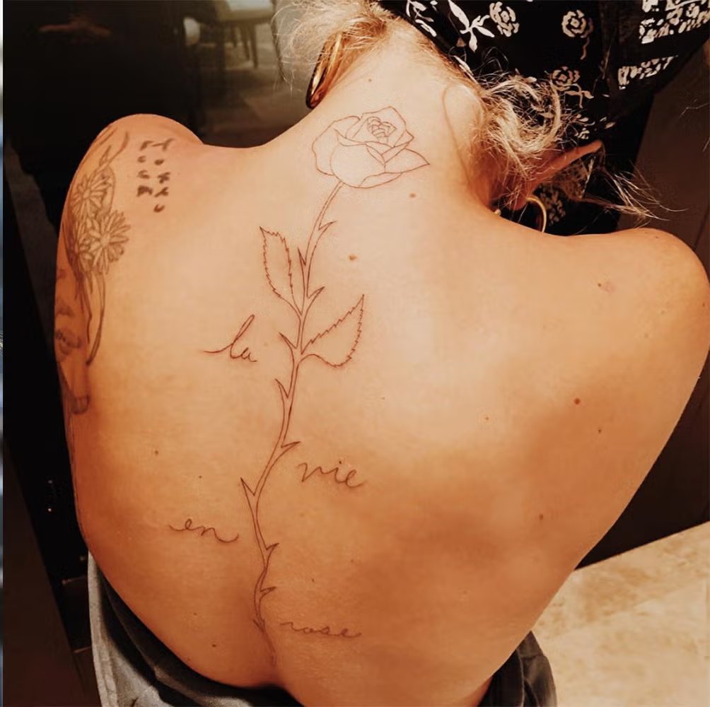 gagasourcelgs's tweet photo. TMZ comenta sobre o nome escolhido para Rose Bean, filha de Lady Gaga e Michael Polansky. 

"Não está claro de onde surgiu o nome Rose Bean... no entanto, Gaga tem uma grande rosa tatuada ao longo da coluna, que fez para comemorar sua performance de 'La Vie En Rose' no filme 'A Star Is Born'. 

O nome do meio, Bean, pode ter sido inspirado pelo cantor e ativista Carl Bean, que serviu de inspiração para o sucesso 'Born This Way'."