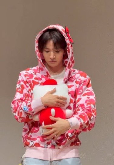 lhseuphoriaa's tweet photo. evanie and hello kitty🫳🏻🥹 https://t.co/4ZoC2BkTEx