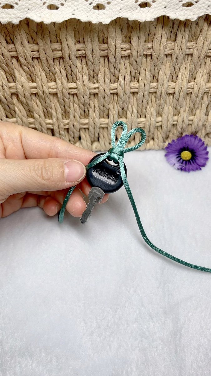 JosetteBorris's tweet photo. Just finished a cute woven keychain I made last night! Using up leftover yarn is such a win  #HandmadeLove #DIYProjects， https://t.co/xxoaGjQBVj